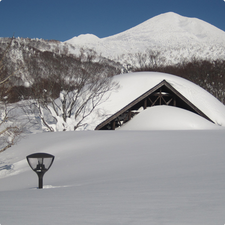 １日１０名限定。スノーシューで、積雪日本一を観測するアメダスを見に行こう！