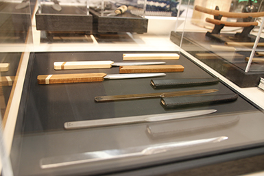 職人の技によって磨き上げられた刃物も展示された | 津軽打刃物