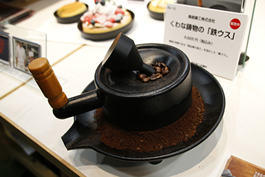鉄ウスで挽くことで、コーヒー豆独特の風味が生まれる | くわな鋳物 鉄ウス