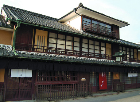 建物は、営業を開始した明治初期としては珍しい木造三階建てで、国の登録有形文化財にも指定されている。施設内で食事や休憩をしながら日本庭園を眺めれば、歴史を感じるとともに優雅な気分が満喫できる