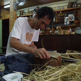 三代目の桑原哲次郎さん。使用する竹までこだわり尽くす根っからの職人気質だ