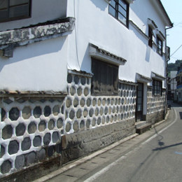 黒い瓦と白い漆喰塗りのコントラストが目を引く。江戸や明治期には全国で見られた