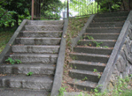 愛宕山の麓にある「W階段」。完全に設計ミス!? この形の理由は謎