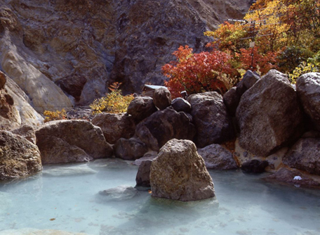 米沢には小野川温泉や白布温泉をはじめ、8つの名湯･秘湯がある。米沢八湯と呼ばれるそれらは、山奥でひっそりと湯を湛え、日常の喧噪を忘れさせてくれる。写真は奇岩や滝に囲まれた姥湯(うばゆ)温泉