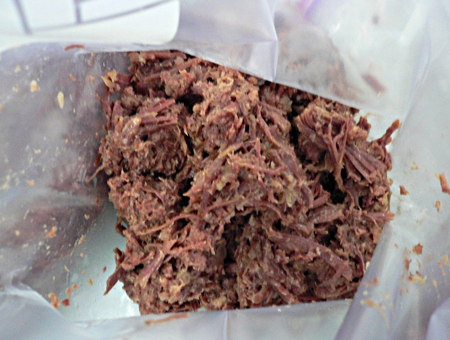 圧力鍋で調理した『コンビーフ』からは肉のうま味が溢れる。商品化時には一般的なコンビーフによくある缶詰ではなく、ハムのようにチューブで販売する予定だ