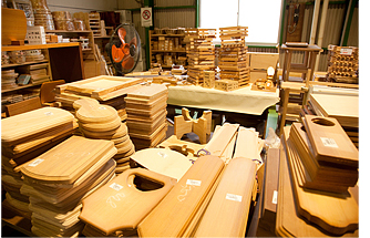 1000点を超える木工製品が並ぶアウトレット