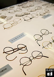時代時代のメガネが並ぶ