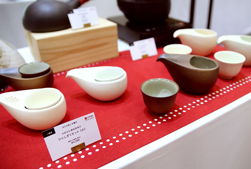 三重県四日市市の有限会社藤総製陶所の「ひとしずく 茶器セット」