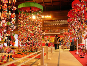日本三大つるし飾りの一つである酒田の「傘福」
