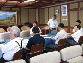 信州大学繊維学部教授陣と上田紬織物協同組合との連携で調査を実施