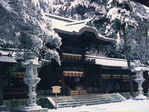 雪化粧の「秋宮神楽殿」