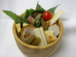 富士ヒノキの器に、地元食材を盛り付けた「大淵丼」