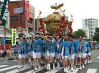 多くのおみこしが駅通りを練り歩く「十万石まつり」