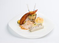 Ａ究グルメで開発された洋食料理の一品「熊本赤鶏の黄金手羽肉のアマンディーヌと胸肉の瞬間スモーク仕立て」
