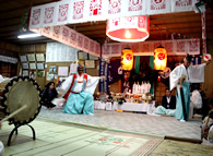 「嶽の枝尾神楽」（椎葉村）。椎葉神楽は国の重要無形民俗文化財に指定されており１１月から１２月にかけ村内各地で行われる。