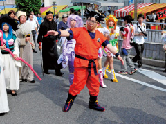 一宮七夕まつりコスプレパレードにゲスト出演した大村愛知県知事