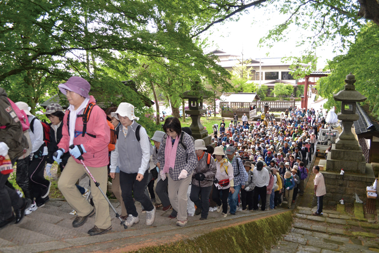 春に開催する加茂山古道ハイキング。半数は市外からの参加者
