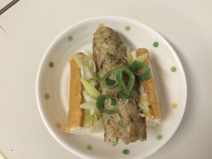 試作品として開発した「深谷ネギドッグ」