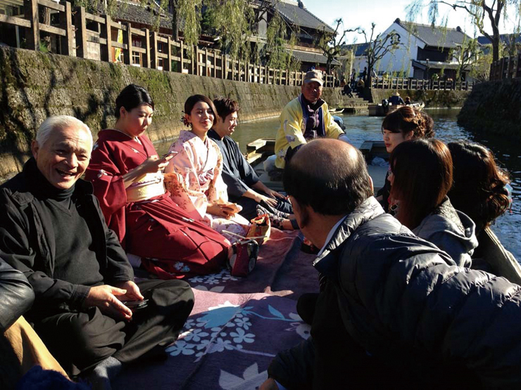 中心部を流れる小野川で「舟めぐり」と「きもの美人」体験