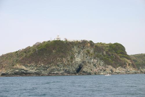 雑賀崎灯台と上人窟