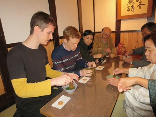 本格茶室で茶道体験・留学生は母国で披露